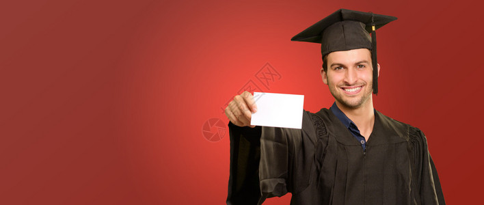毕业生在红背景上显图片