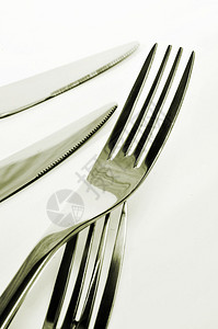 白色背景上的一些餐刀和叉子图片