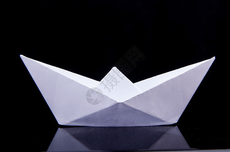白色折纸船的形象背景图片