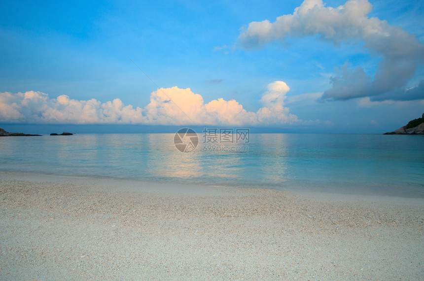 夜色多彩的天空在海边沙图片