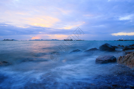 夜色多彩的天空在海边沙图片