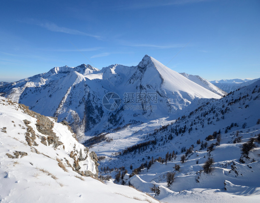 通过滑雪探索意大利西阿尔卑斯图片
