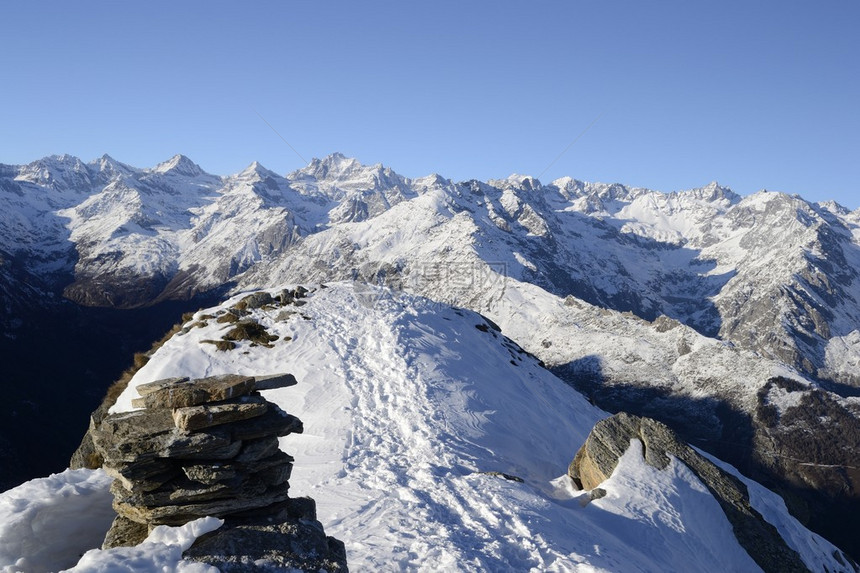 通过滑雪探索意大利西阿尔卑斯图片