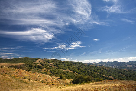 绿色山谷和蓝天白云图片