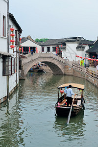 上海河边古村有船图片