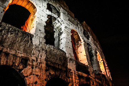 罗马夜光下的斗兽场图片