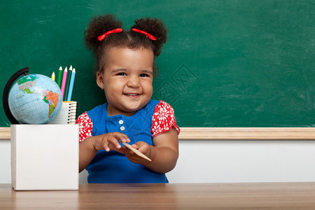 在黑板上欢笑微的孩子女孩图片
