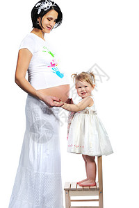 怀孕母亲和她的甜美小女婴在图片