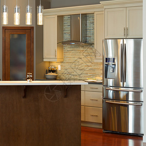 现代厨房室内设计在一个新房子里图片