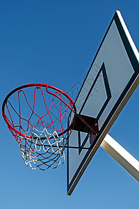蓝天下的板式篮球架背景图片