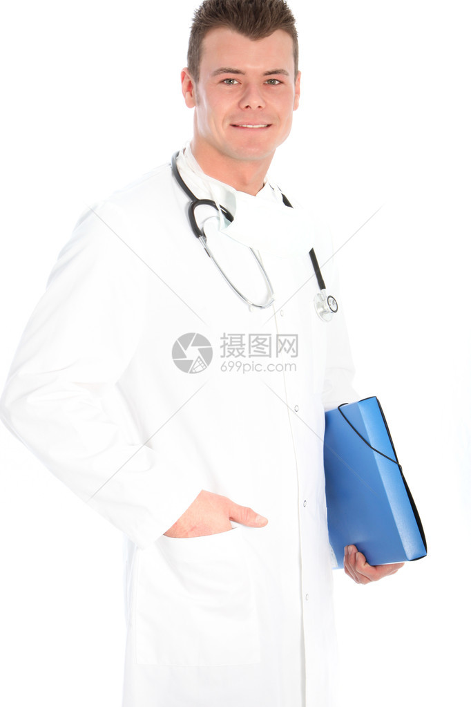 自信英俊的年轻男医生手放在实验室外套的口袋里图片
