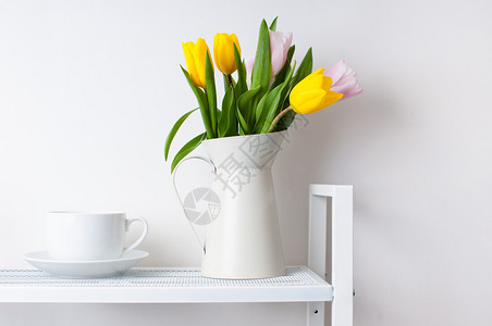 郁金香和一杯的花束图片
