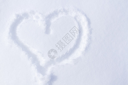 在新鲜的雪地上画一颗心图片
