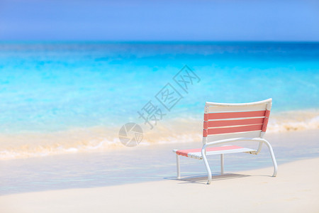 在美丽的热带海岸的沙滩椅图片