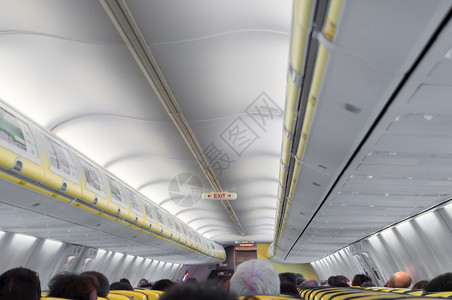 带一排座椅的飞机客舱内部图片