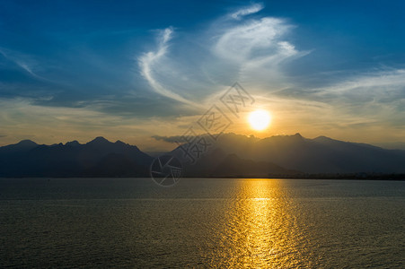 群山和大海上日落的戏剧景观图片