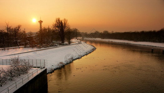 冬天河上的日落背景图片