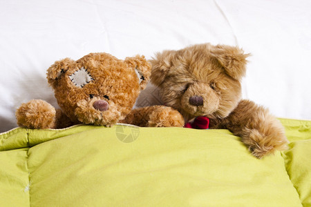 房间里床上的泰迪熊图片