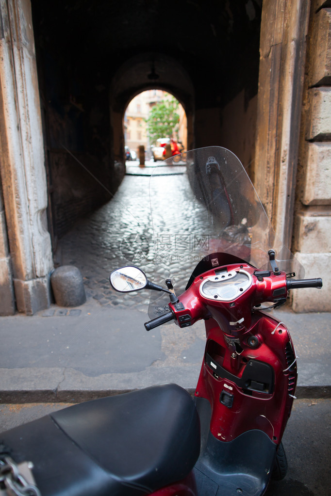 车停在罗马古老街道图片