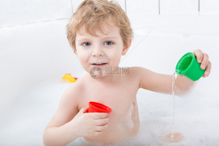 可爱的小孩男孩在浴缸里很开心图片