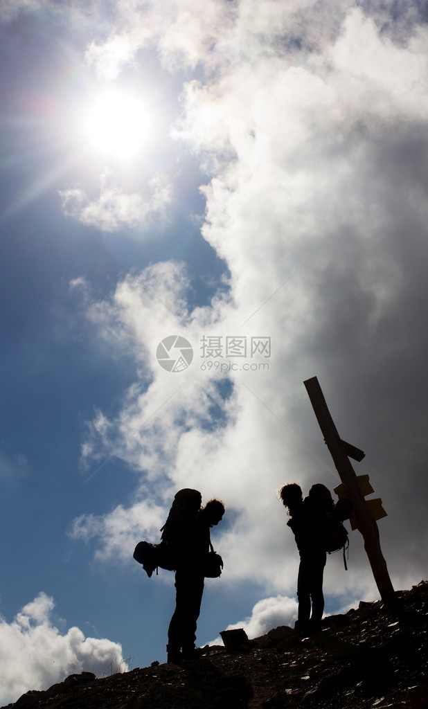 太阳和美丽的天空在山上图片