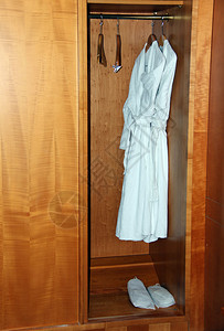 酒店衣橱里的白色长袍和拖鞋图片