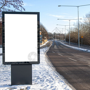 一个空路边的广告牌用于背景图片
