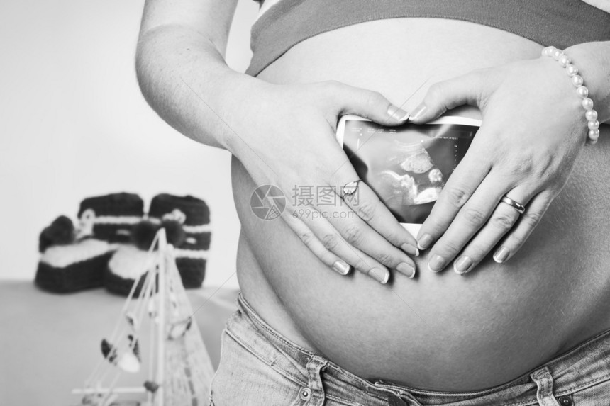 有超声波照片的孕妇图片