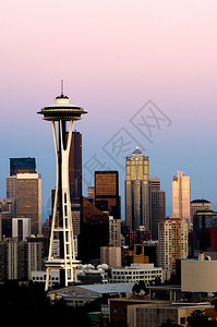 晚上有太空针的西雅图高楼图片