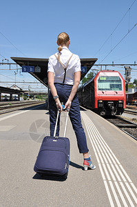 在火车站提着行李箱的女孩图片