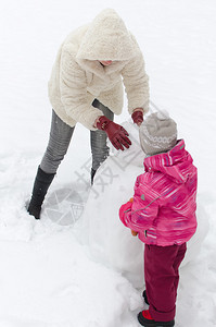 做雪人的母亲和孩子图片