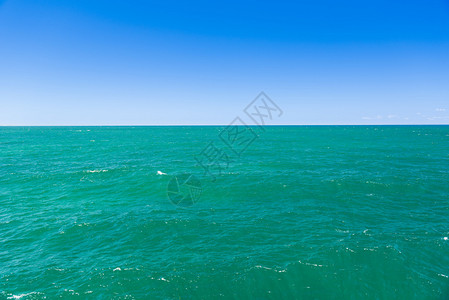 清澈的水和蓝天海景图片