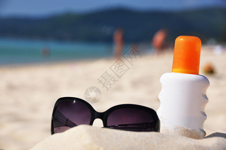 泰国普吉岛海滩的太阳墨镜图片