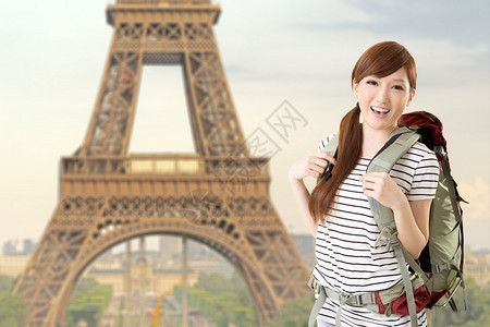 微笑的亚洲女人在法国巴黎埃菲尔塔前图片