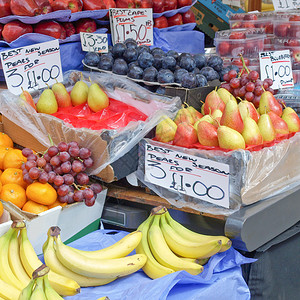 超市或场货架上的水果图片
