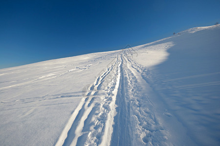 白色斜坡滑雪巡游轨道的宽角视图图片