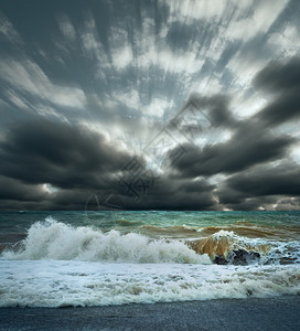 海冲浪风雨如磐的风景与多云的天空图片