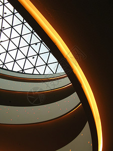 现代办公楼的玻璃天花板图片