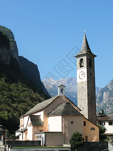瑞士比尼亚斯科的老教堂图片