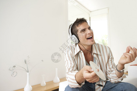 男人在家唱歌用耳机图片