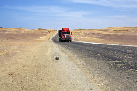 一辆红盐卡车在一条宁静的道路上驾驶图片
