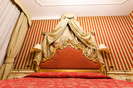 现代客房的双人床图片