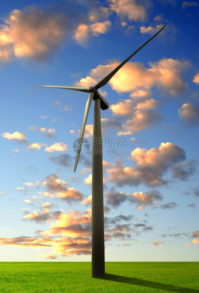 夕阳下的风力涡轮机图片
