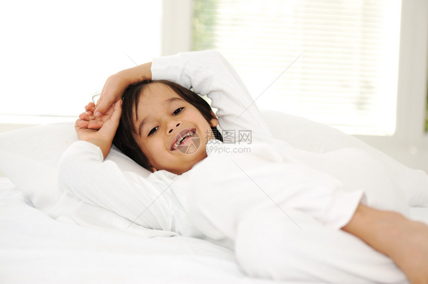 孩子睡在床上快乐的睡觉时间图片