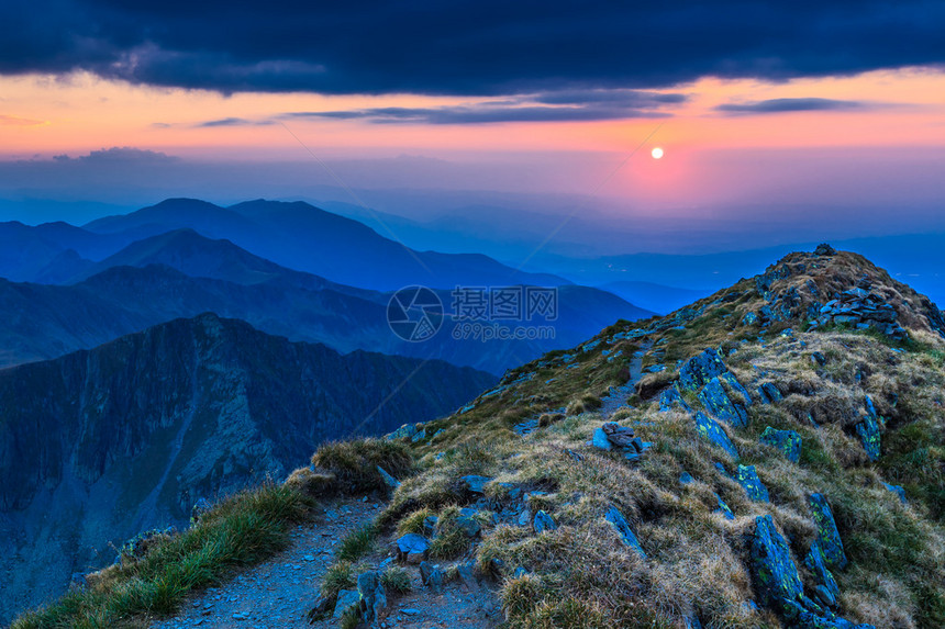 日落在罗马尼亚法加拉斯山脉上空图片
