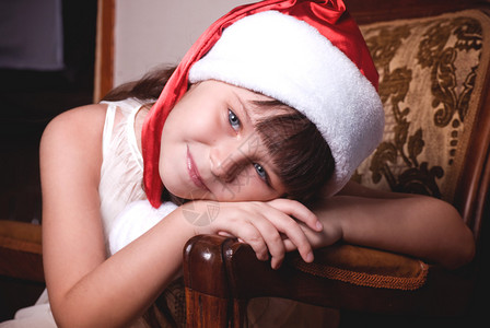 圣诞老人帽子的小女孩背景图片