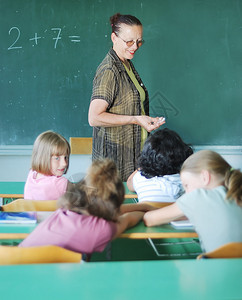 学生在学校教室课堂上的活动图片