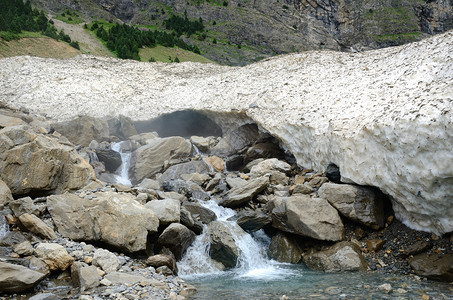 夏季山脉的冰川正在融化河水图片