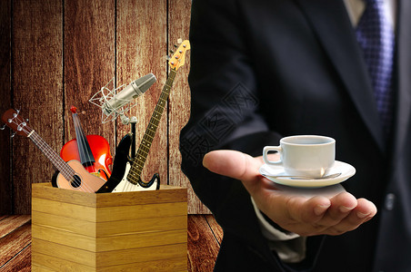从音乐训练中休息咖啡休息概念图片