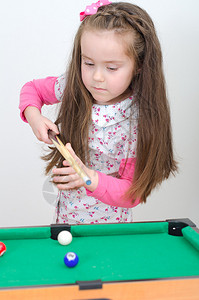 玩迷你台球的可爱小女孩背景图片